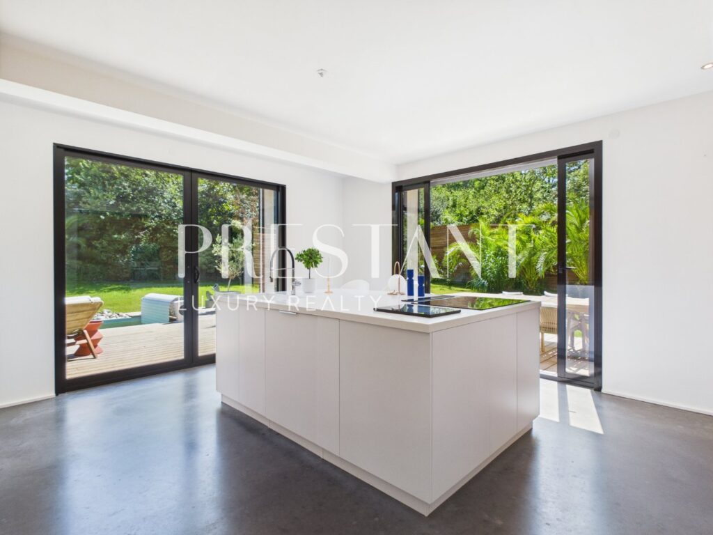 Maison – 11 pièces – 5 chambres – 14  – 310 m²