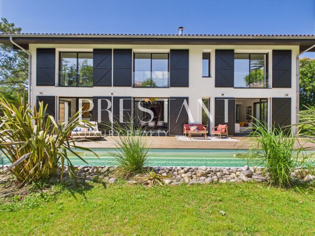 Maison – 11 pièces – 5 chambres – 14  – 310 m²