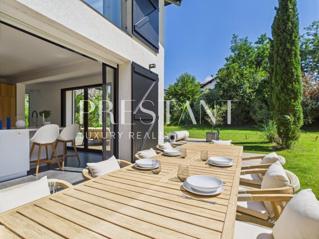 Maison – 11 pièces – 5 chambres – 14  – 310 m²