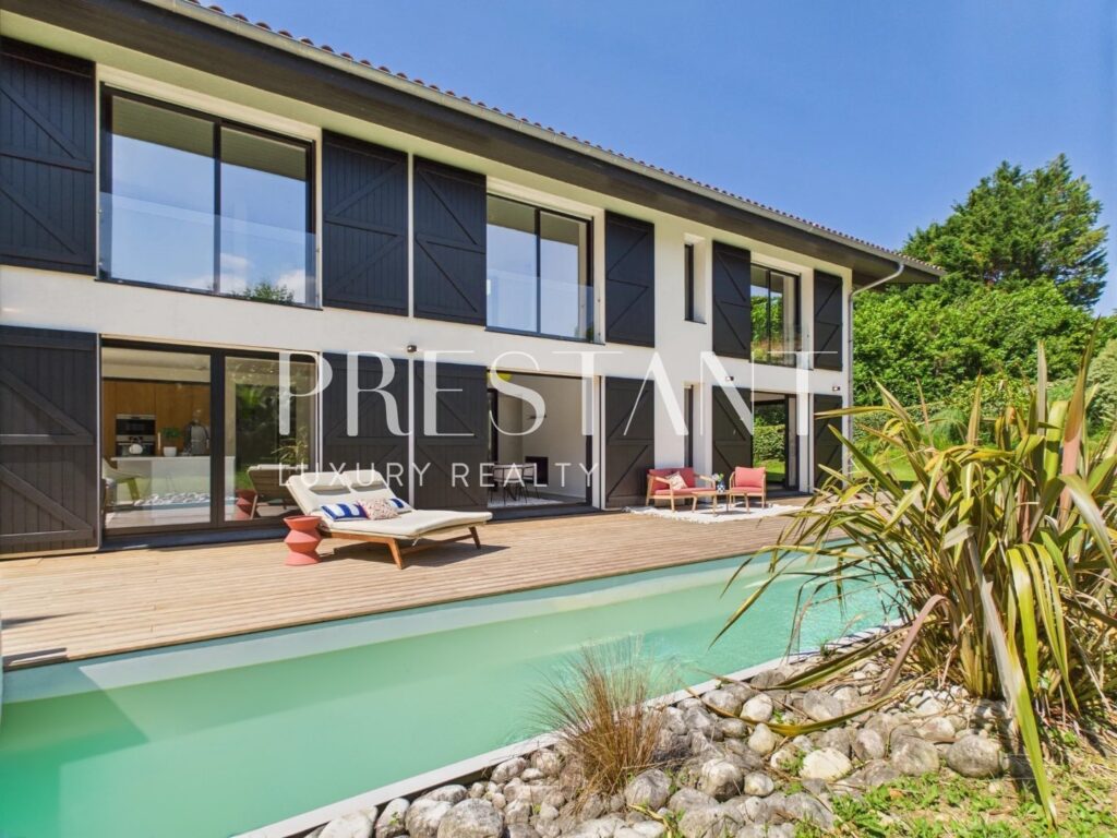 Maison – 11 pièces – 5 chambres – 14  – 310 m²