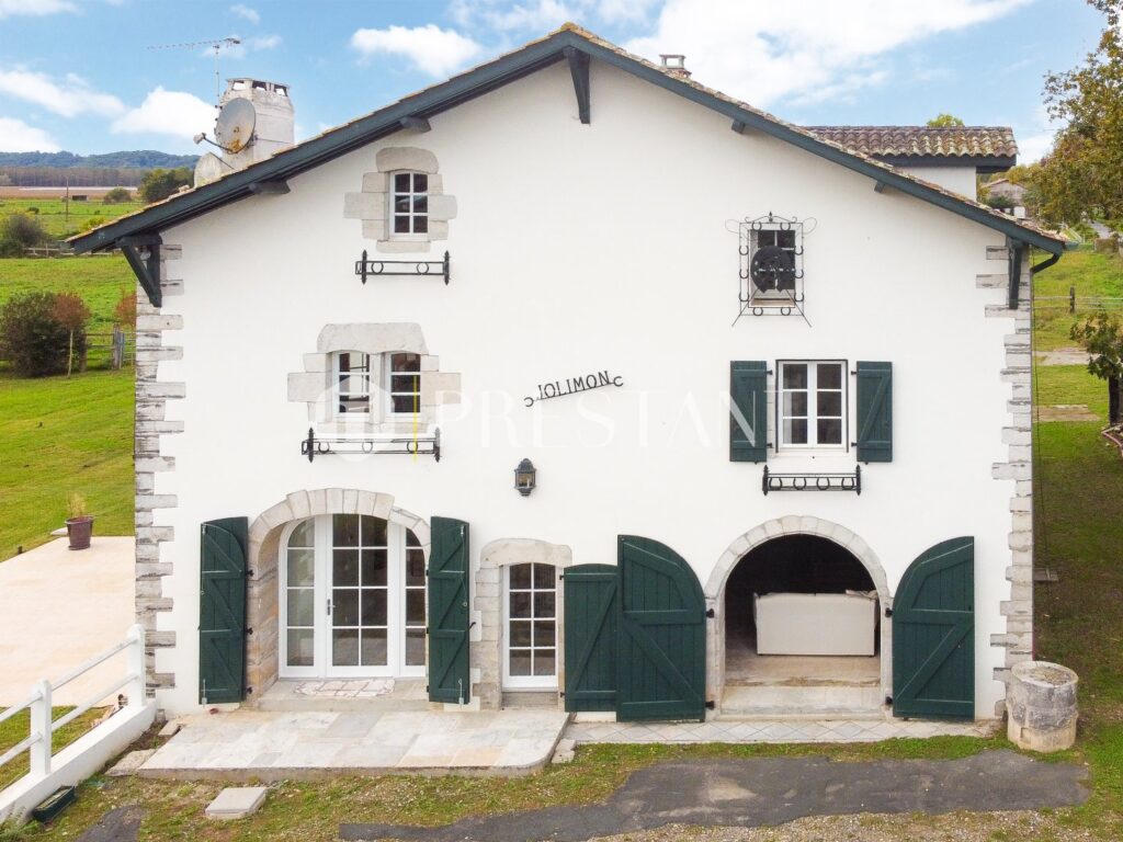 Maison – 10 pièces – 4 chambres – 10  – 410 m²