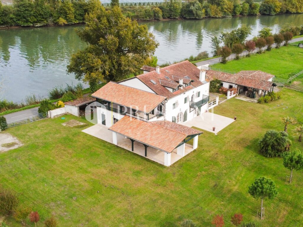 Maison – 10 pièces – 4 chambres – 10  – 410 m²