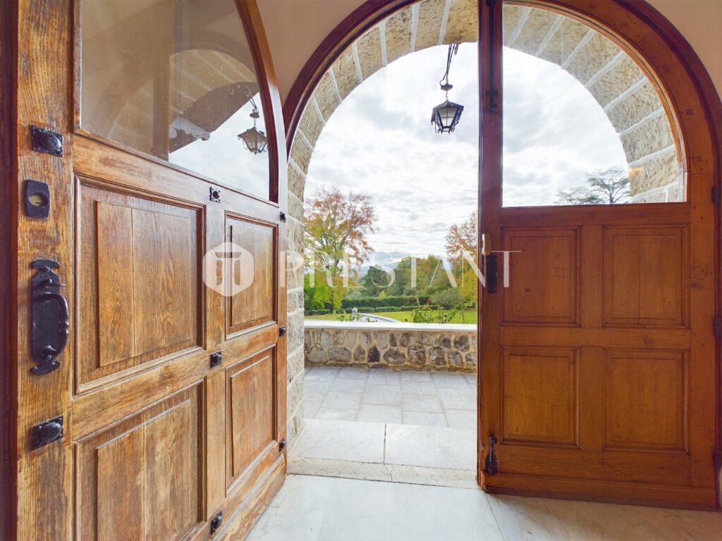 Maison – 12 pièces – 8 chambres – 10  – 550 m²