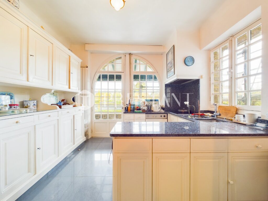 Maison – 12 pièces – 8 chambres – 10  – 550 m²