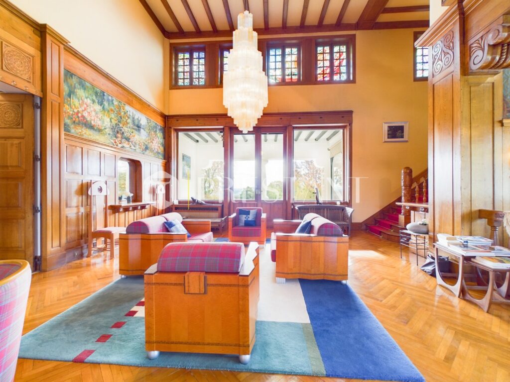 Maison – 12 pièces – 8 chambres – 10  – 550 m²