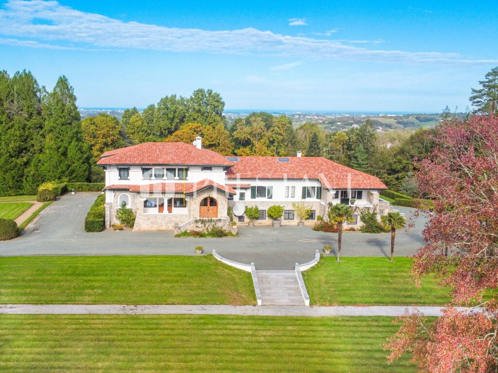 Maison – 12 pièces – 8 chambres – 10  – 550 m²