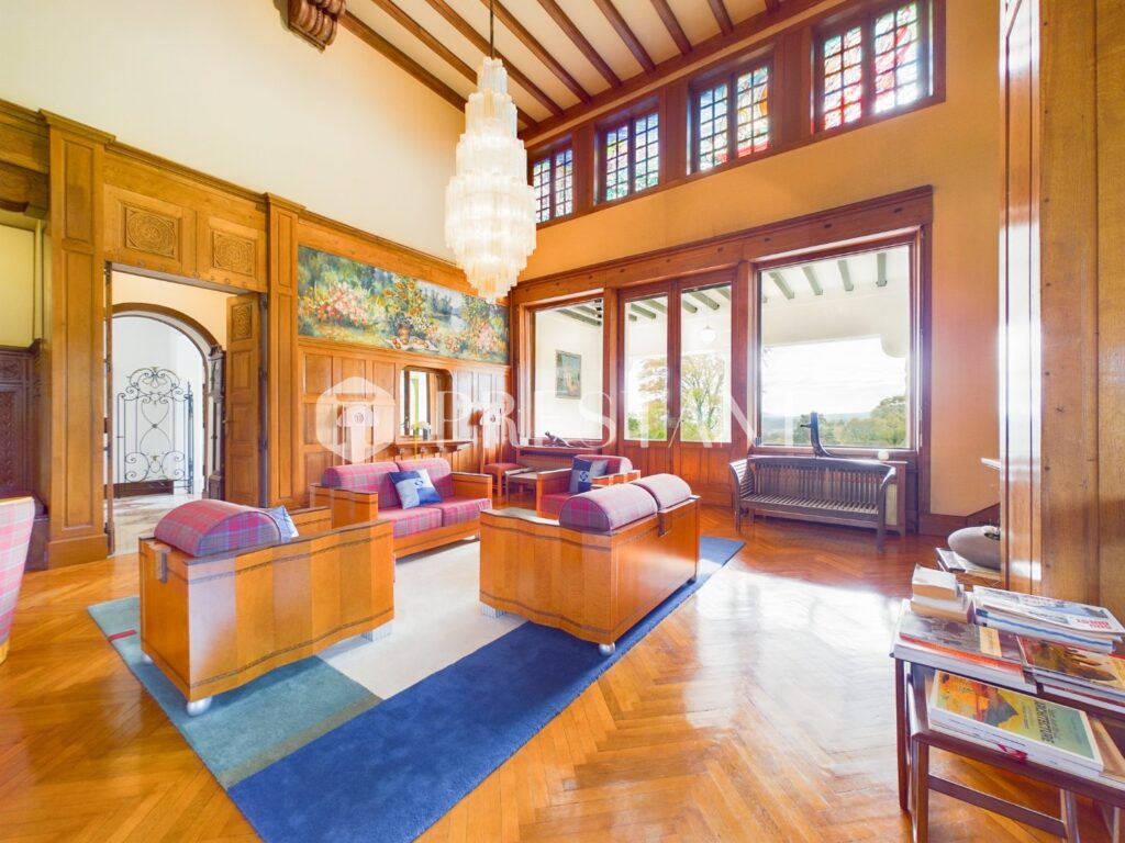 Maison – 12 pièces – 8 chambres – 10  – 550 m²