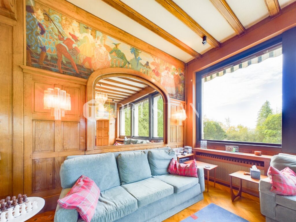 Maison – 12 pièces – 8 chambres – 10  – 550 m²