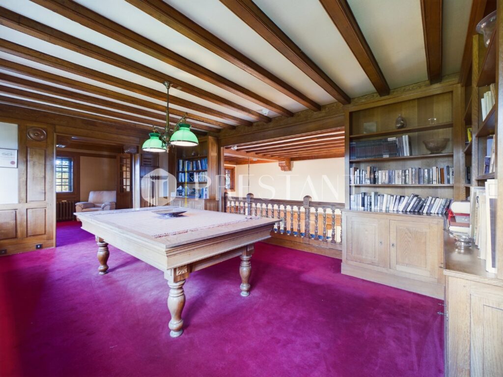 Maison – 12 pièces – 8 chambres – 10  – 550 m²