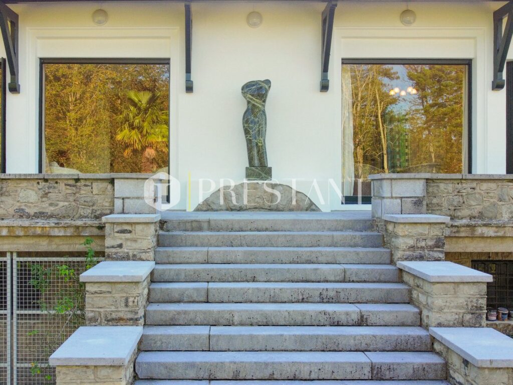 Maison – 12 pièces – 8 chambres – 10  – 550 m²