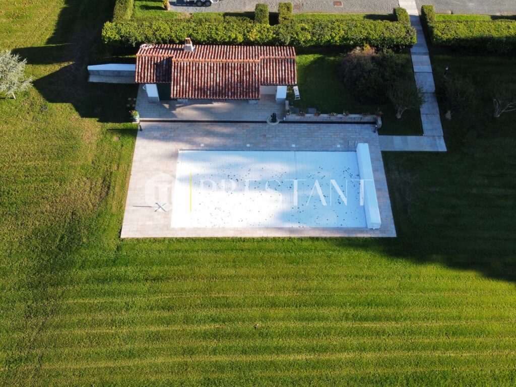 Maison – 12 pièces – 8 chambres – 10  – 550 m²