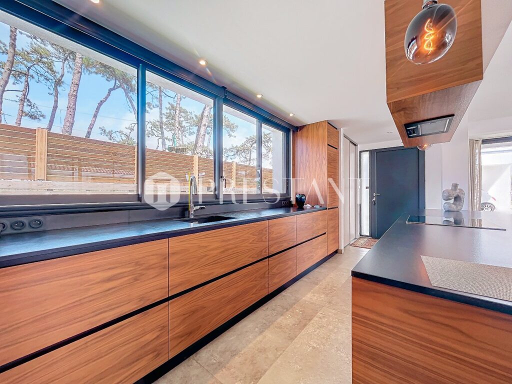 Maison – 5 pièces – 4 chambres – 8  – 188 m²