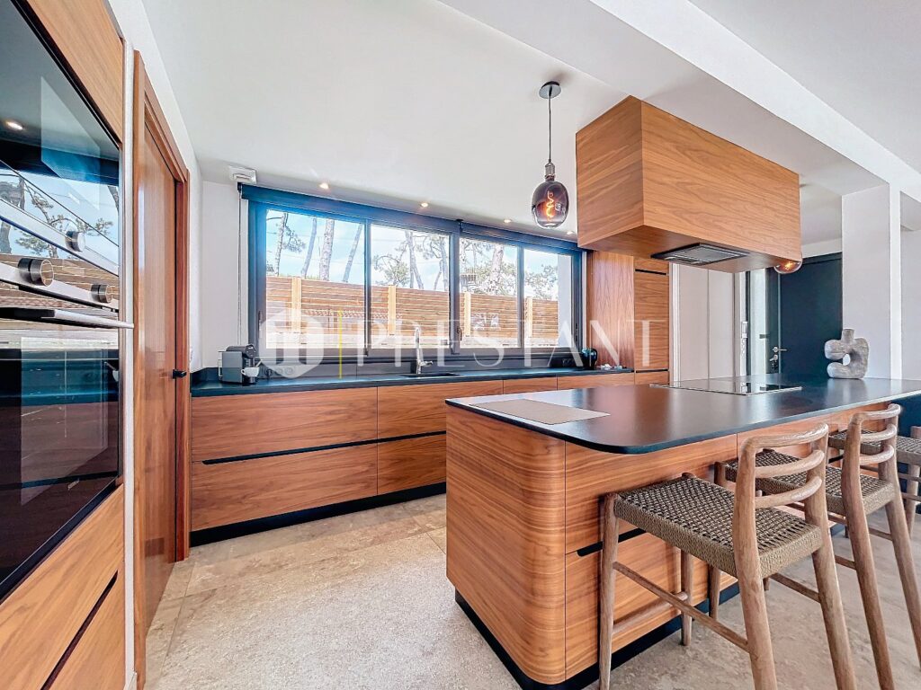 Maison – 5 pièces – 4 chambres – 8  – 188 m²