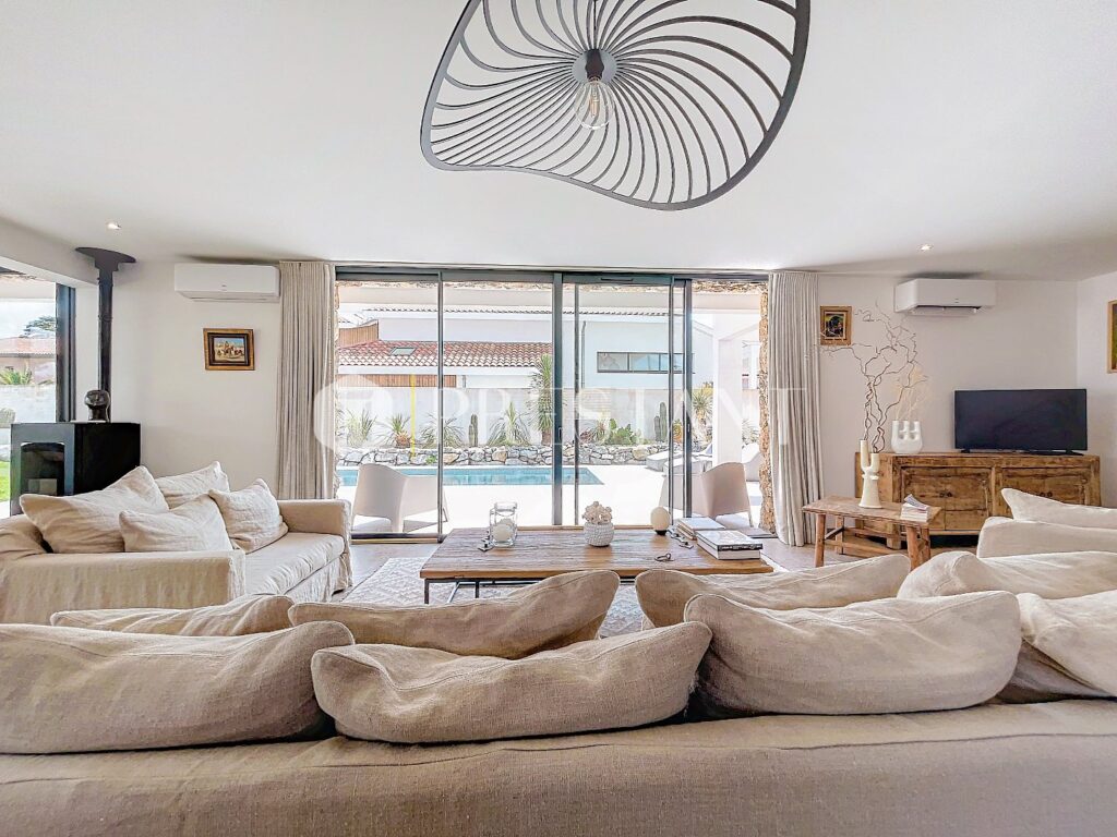 Maison – 5 pièces – 4 chambres – 8  – 188 m²