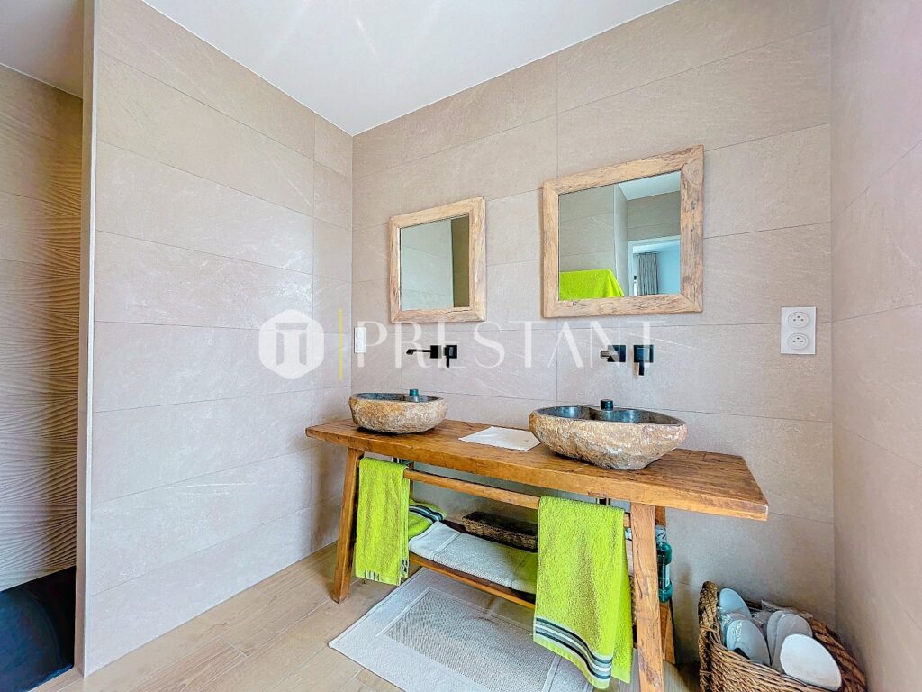 Maison – 5 pièces – 4 chambres – 8  – 188 m²