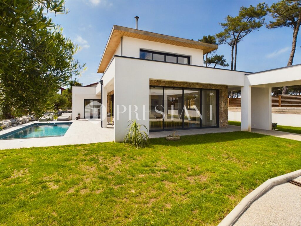 Maison – 5 pièces – 4 chambres – 8  – 188 m²