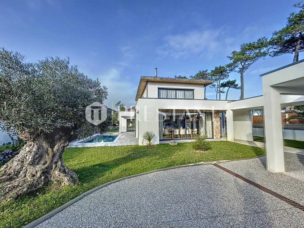 Maison – 5 pièces – 4 chambres – 8  – 188 m²