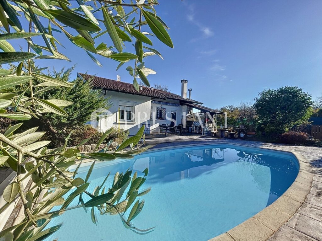 Maison – 7 pièces – 4 chambres – 8  – 170 m²