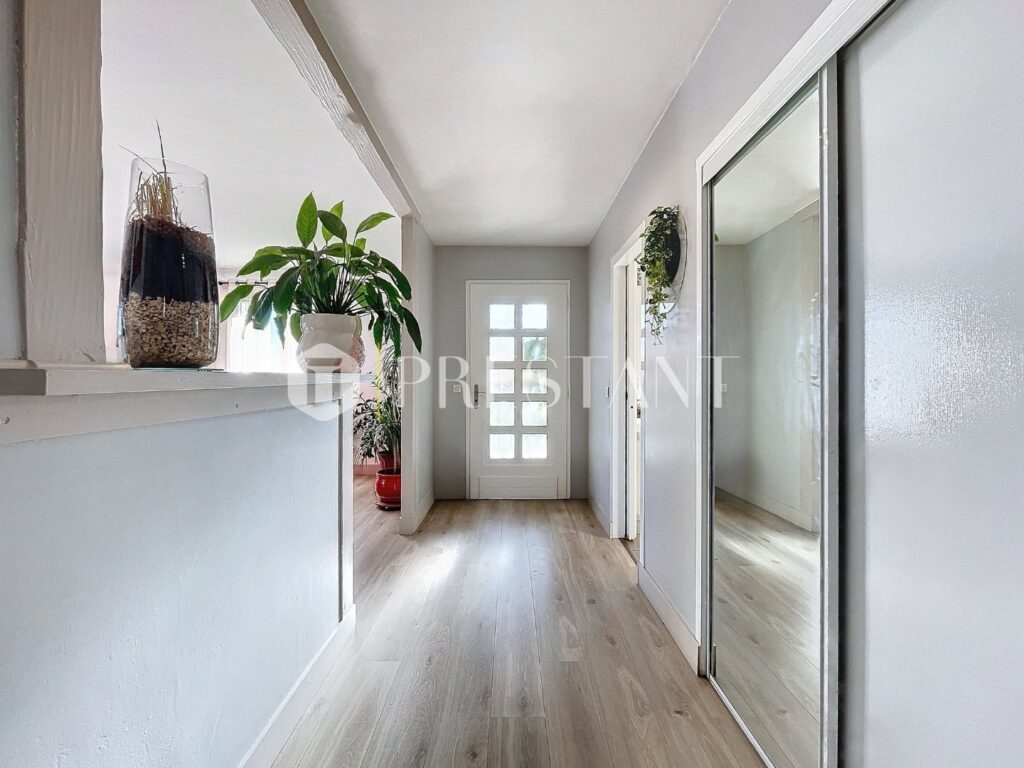 Maison – 7 pièces – 4 chambres – 8  – 170 m²