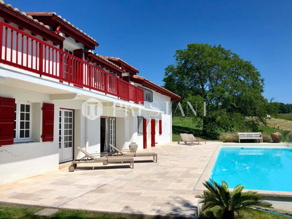 Maison – 9 pièces – 7 chambres – 14 voyageurs – 410 m²