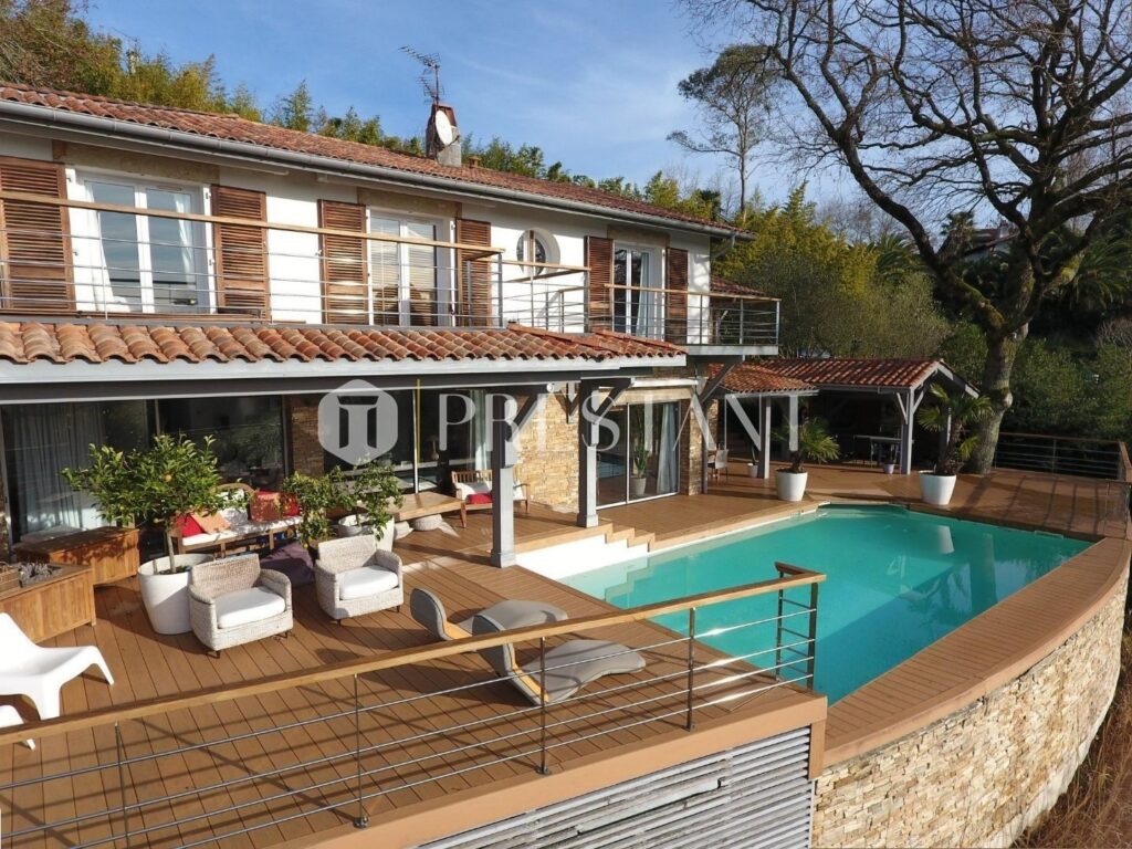 Maison – 6 pièces – 4 chambres – 12  – 250 m²