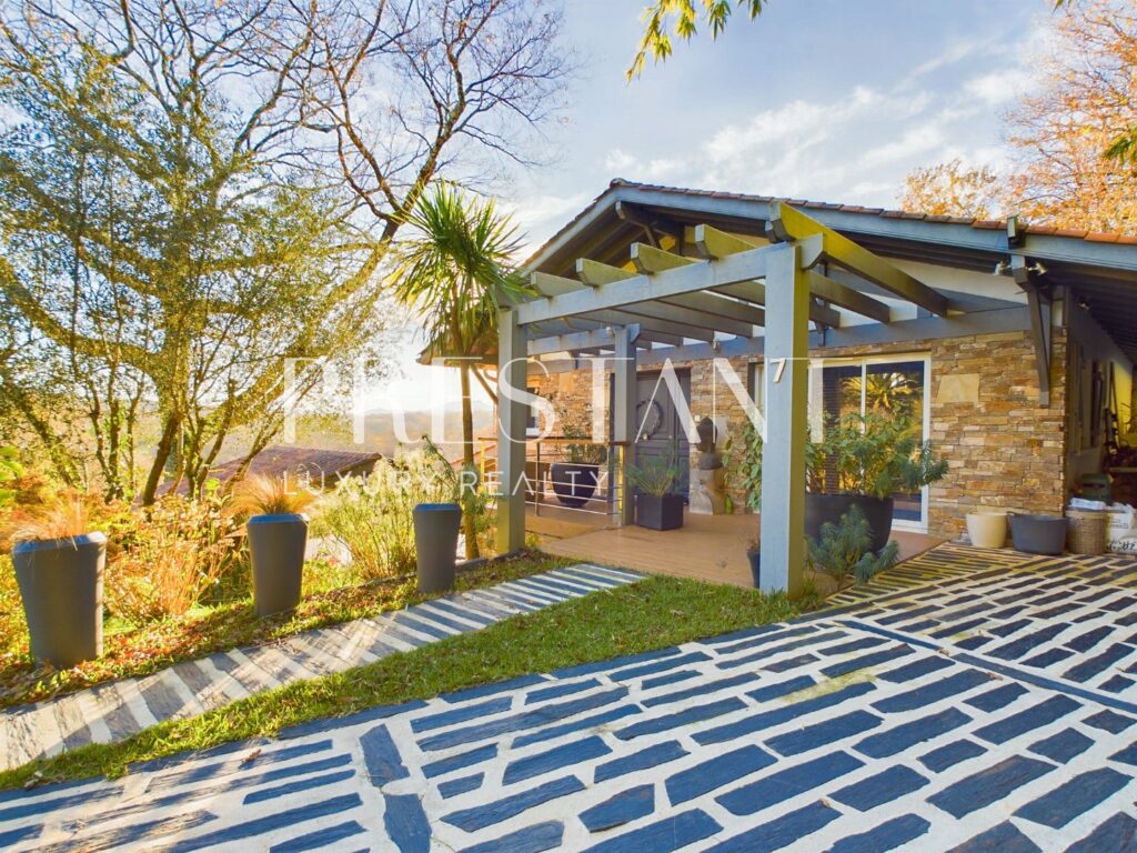 Maison – 6 pièces – 4 chambres – 12  – 250 m²