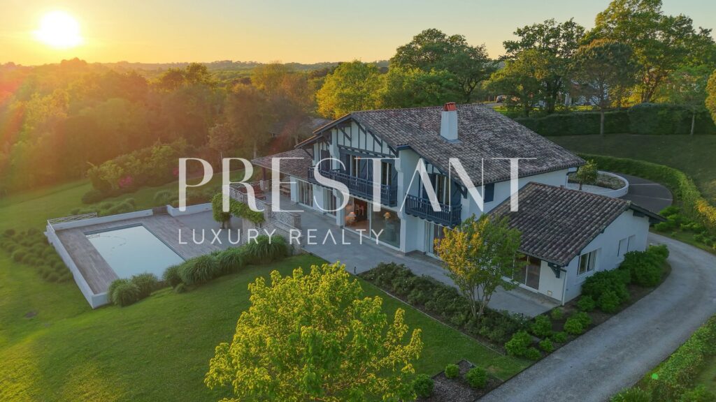 Maison – 12 pièces – 6 chambres – 8  – 482 m²