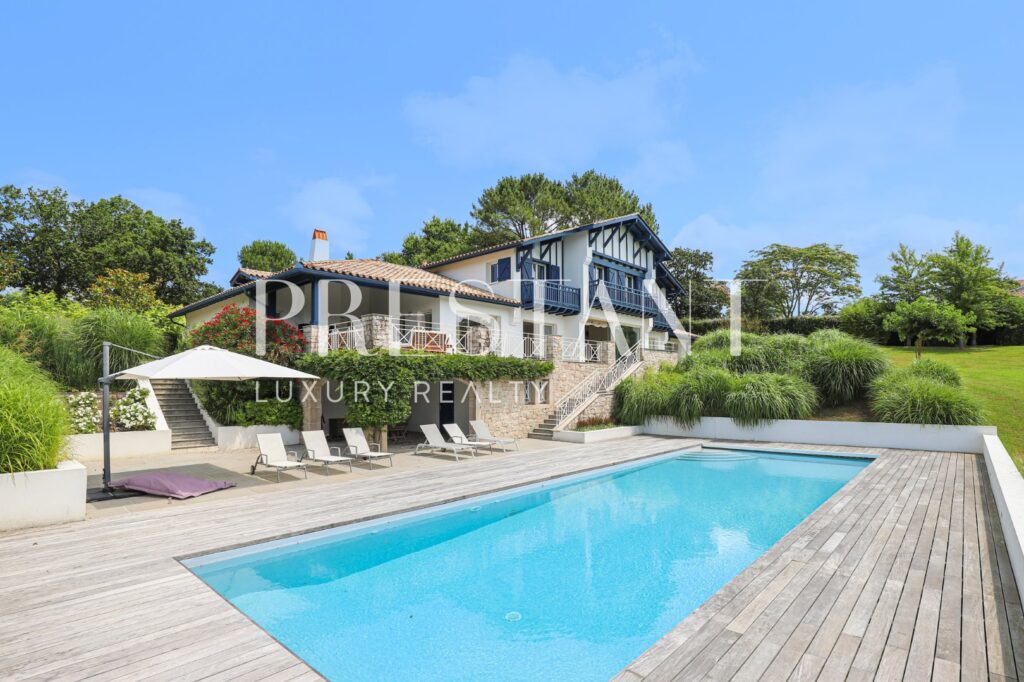 Maison – 12 pièces – 6 chambres – 8  – 482 m²