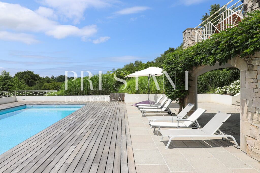 Maison – 12 pièces – 6 chambres – 8  – 482 m²