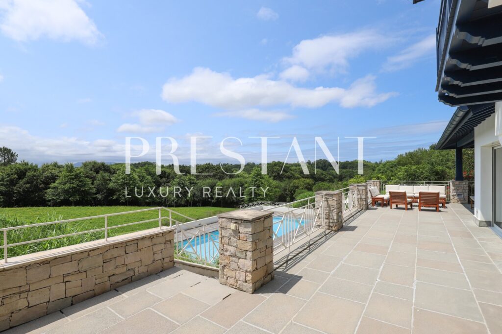 Maison – 12 pièces – 6 chambres – 8  – 482 m²