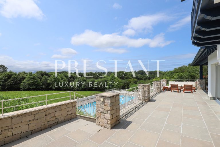 Maison – 12 pièces – 6 chambres – 482 m²