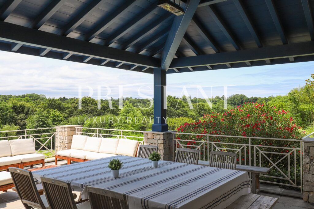 Maison – 12 pièces – 6 chambres – 8  – 482 m²