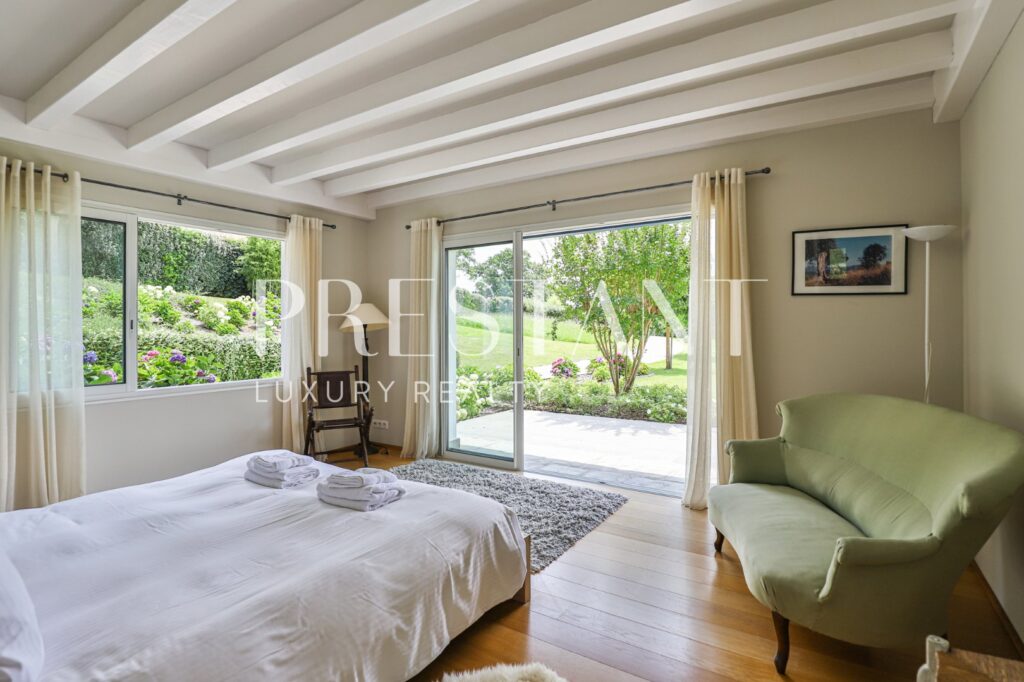 Maison – 12 pièces – 6 chambres – 8  – 482 m²