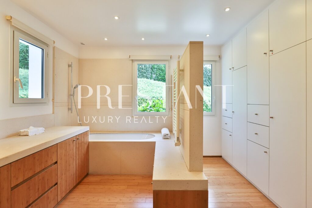 Maison – 12 pièces – 6 chambres – 8  – 482 m²