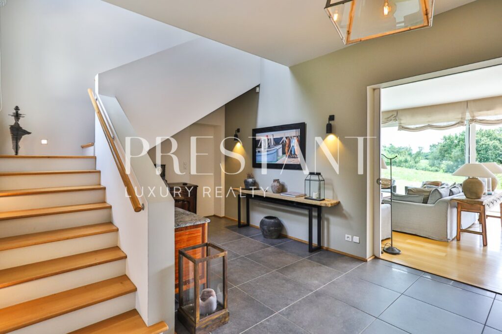 Maison – 12 pièces – 6 chambres – 8  – 482 m²