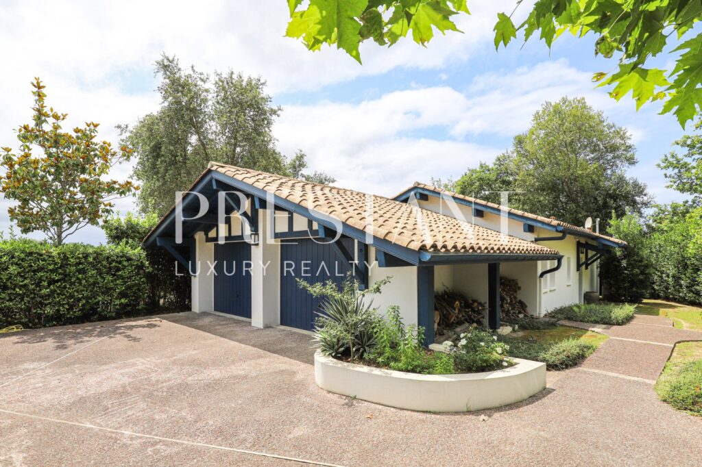 Maison – 12 pièces – 6 chambres – 8  – 482 m²