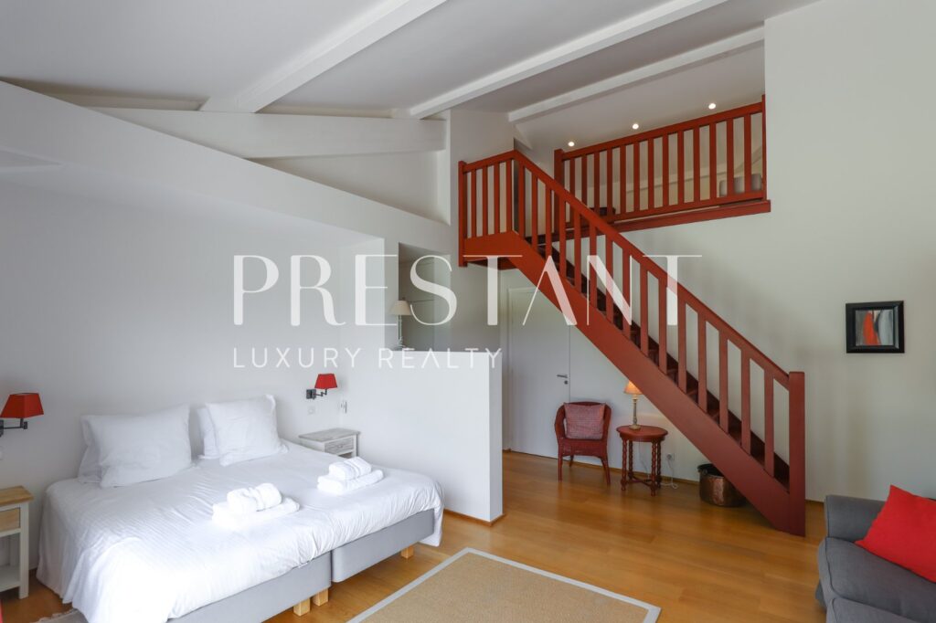 Maison – 12 pièces – 6 chambres – 8  – 482 m²