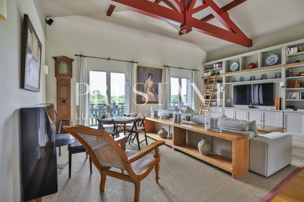 Maison – 12 pièces – 6 chambres – 8  – 482 m²