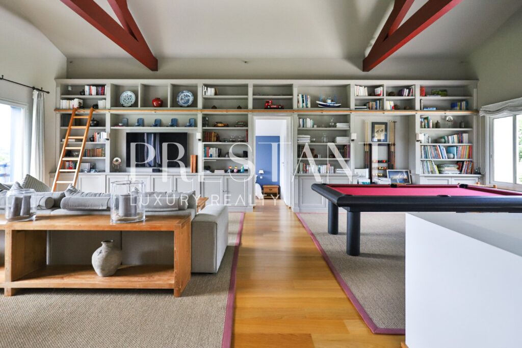 Maison – 12 pièces – 6 chambres – 8  – 482 m²