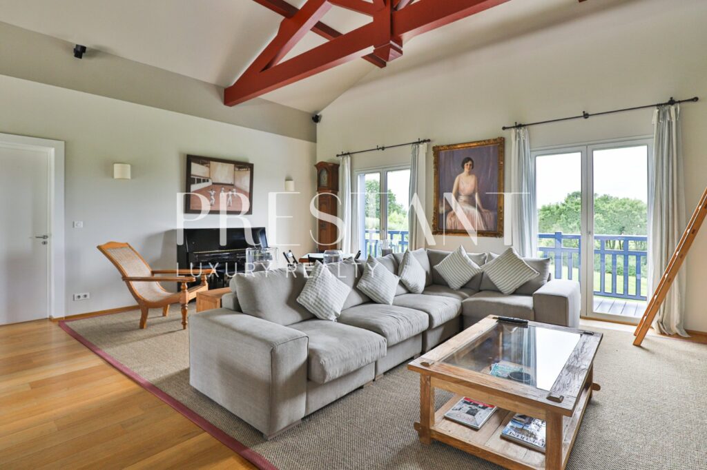 Maison – 12 pièces – 6 chambres – 8  – 482 m²