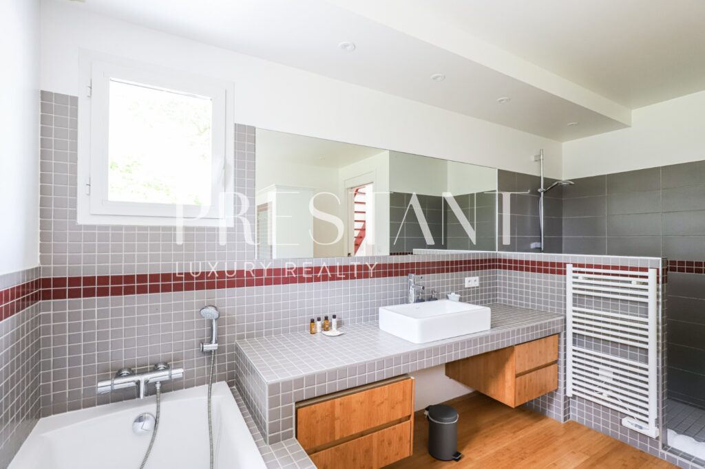 Maison – 12 pièces – 6 chambres – 8  – 482 m²