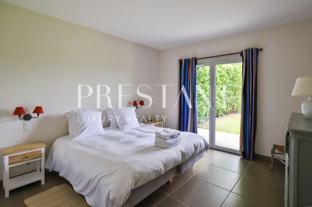 Maison – 12 pièces – 6 chambres – 8  – 482 m²