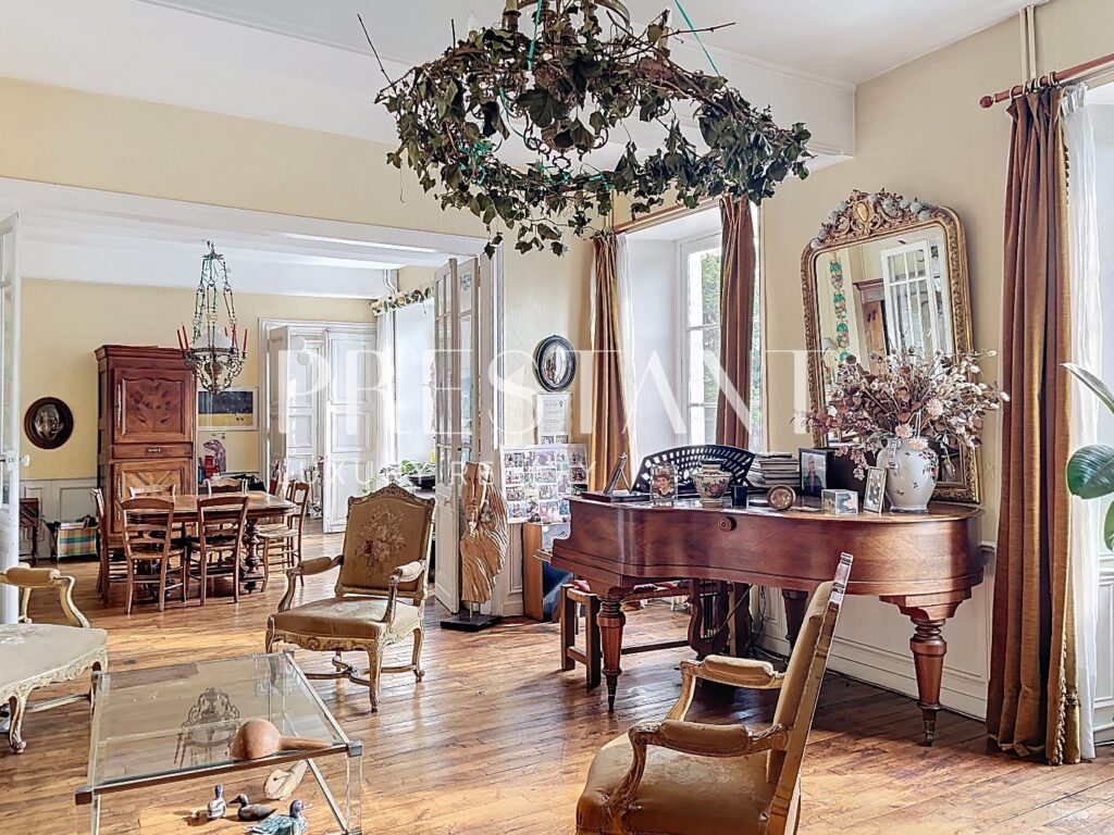 Maison – 9 pièces – 6 chambres – 8  – 280 m²