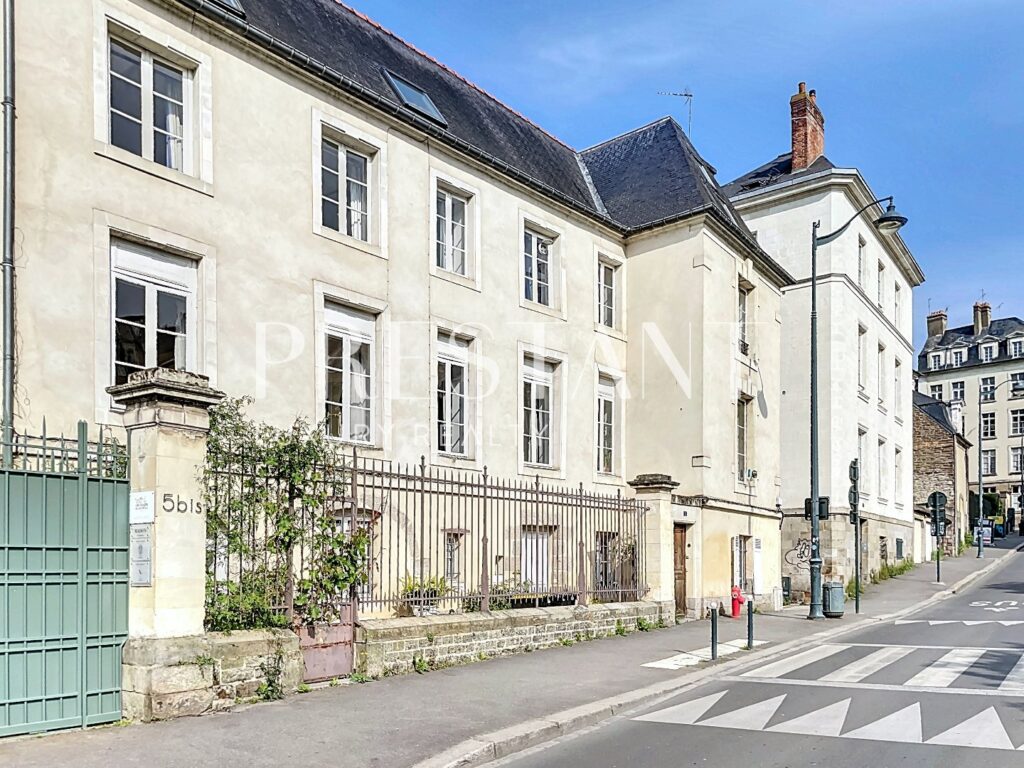 Maison – 9 pièces – 6 chambres – 8  – 280 m²