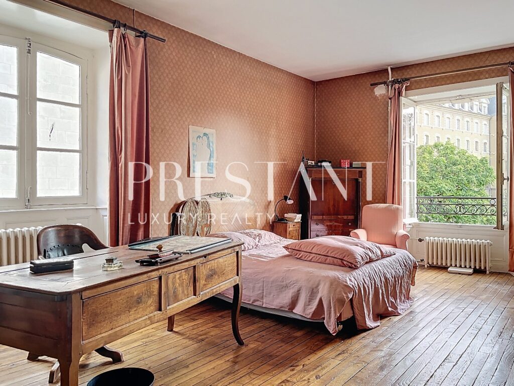 Maison – 9 pièces – 6 chambres – 8  – 280 m²