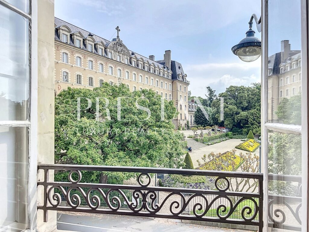 Maison – 9 pièces – 6 chambres – 8  – 280 m²