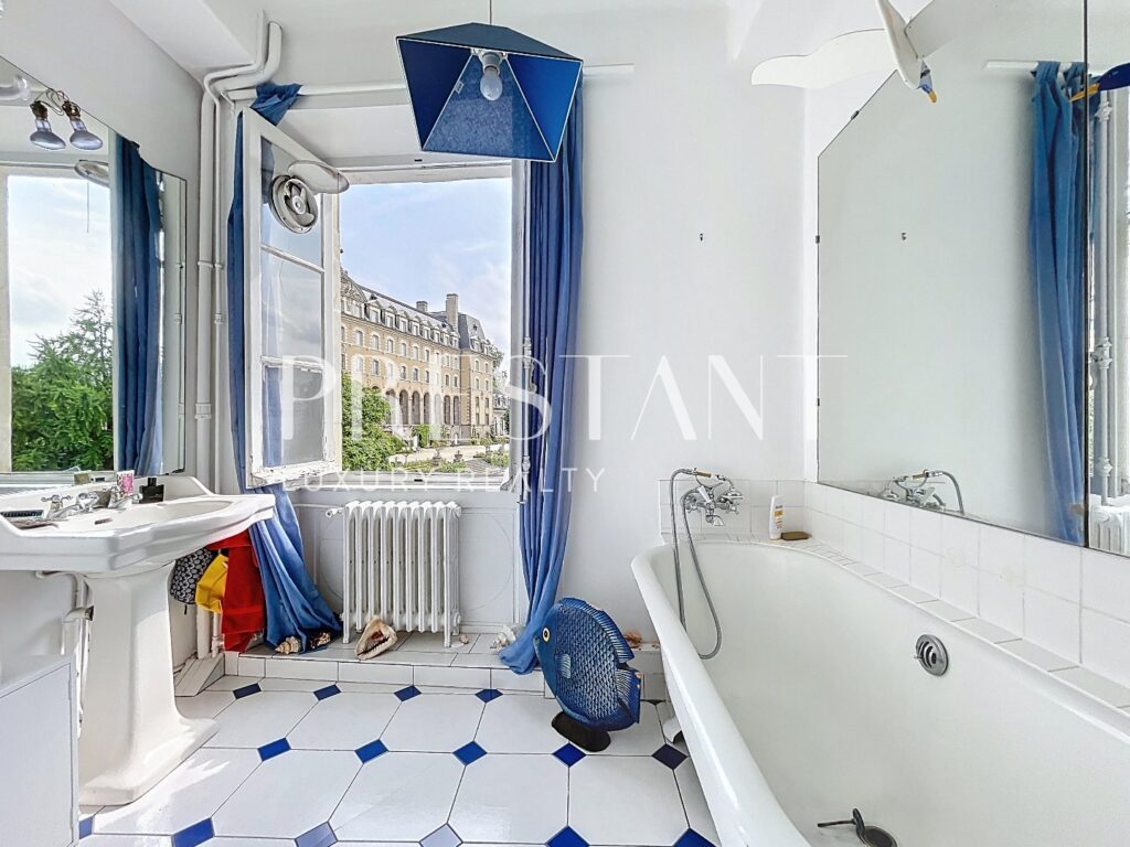 Maison – 9 pièces – 6 chambres – 8  – 280 m²