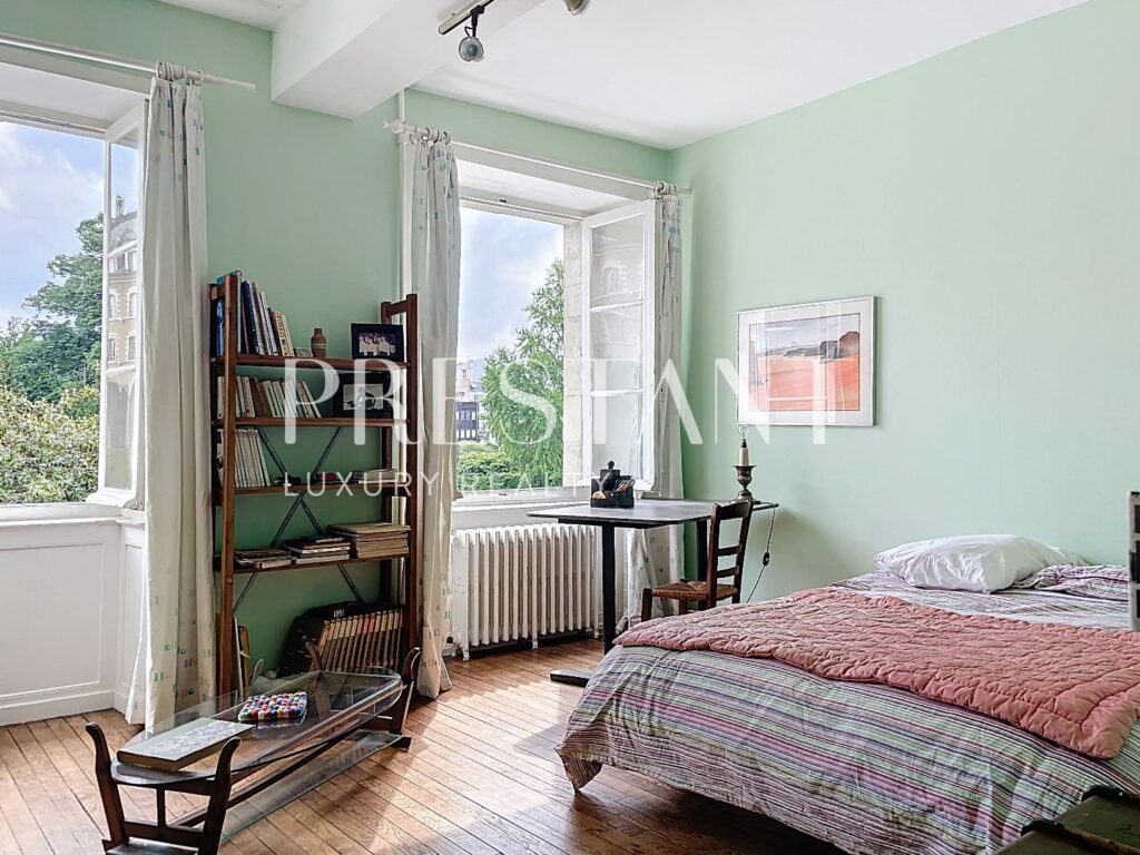 Maison – 9 pièces – 6 chambres – 8  – 280 m²