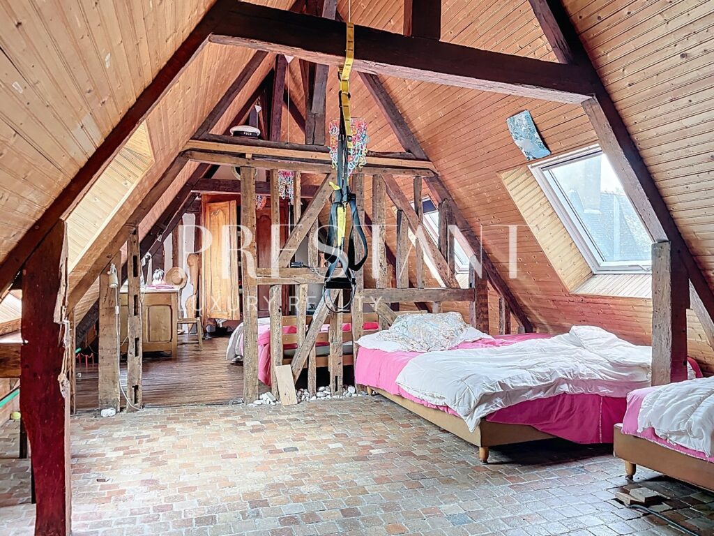 Maison – 9 pièces – 6 chambres – 8  – 280 m²