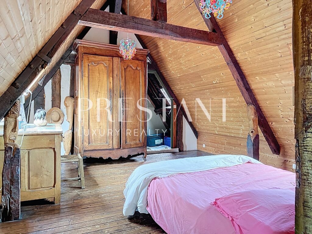 Maison – 9 pièces – 6 chambres – 8  – 280 m²